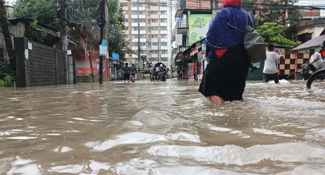 ভারী বর্ষণে সিলেট নগরজুড়ে জলাবদ্ধতা, ভারতের ঢলে সর্বত্র বন্যা আতংক!