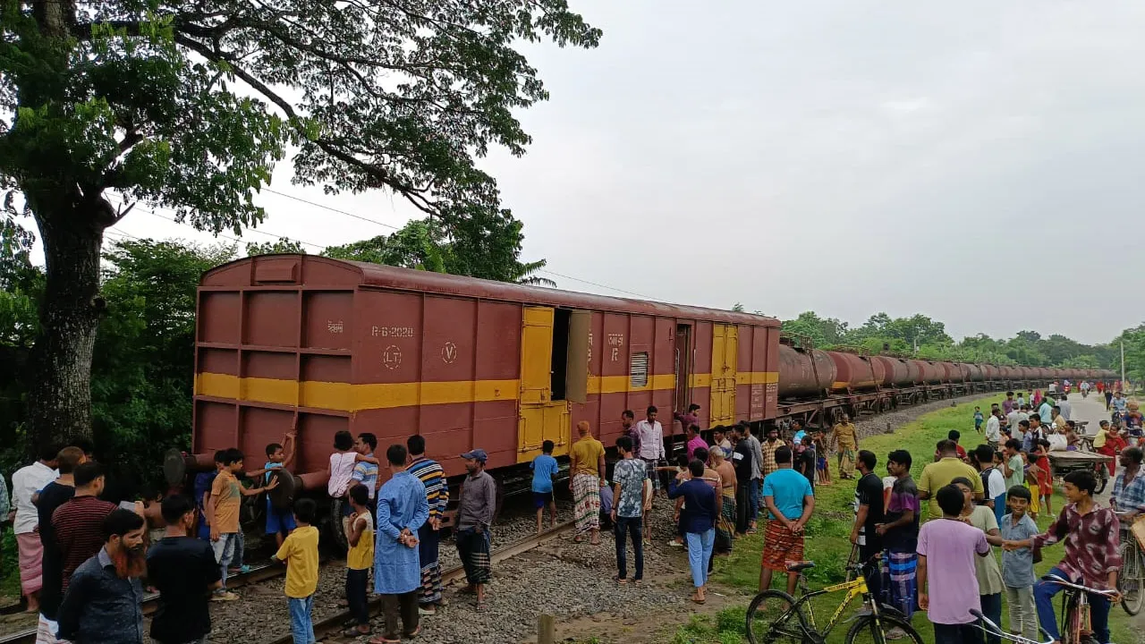 উথলীতে ট্রেনের বগি লাইনচ্যুত, খুলনার সাথে সারাদেশের রেল যোগাযোগ বন্ধ