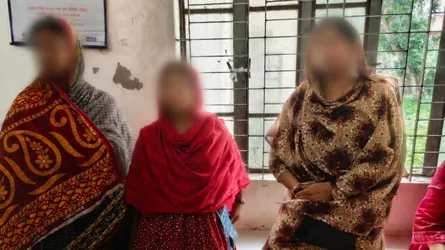 উজিরপুর স্বাস্থ্য কমপ্লেক্সে দালালচক্রের ৩ নারী সদস্য আটক