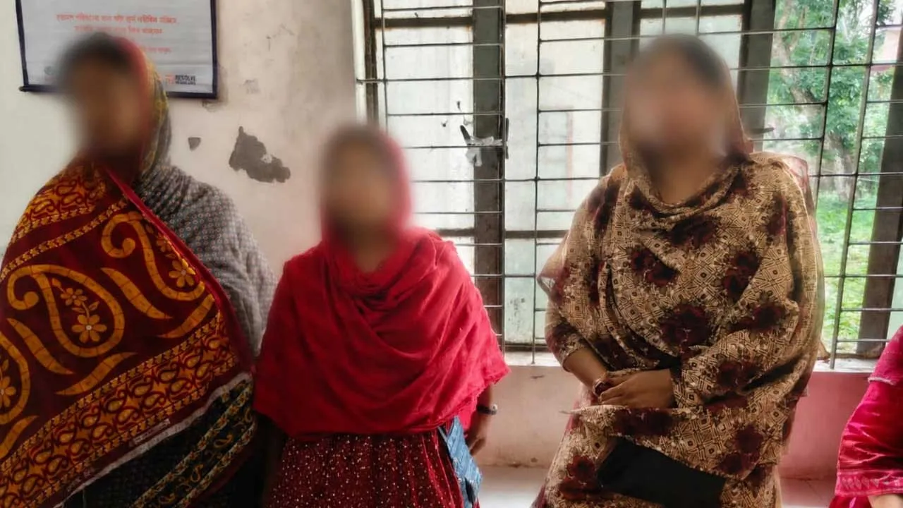 উজিরপুর স্বাস্থ্য কমপ্লেক্সে দালালচক্রের ৩ নারী সদস্য আটক