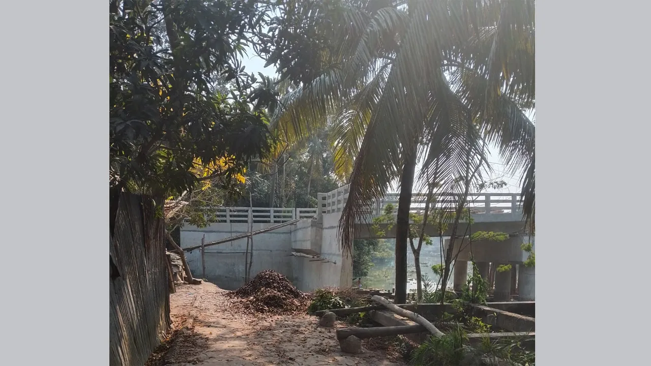 উজিরপুরে সড়ক ছাড়াই ৭ কোটি টাকার সেতু, খাসজমি দখলের অভিযোগ