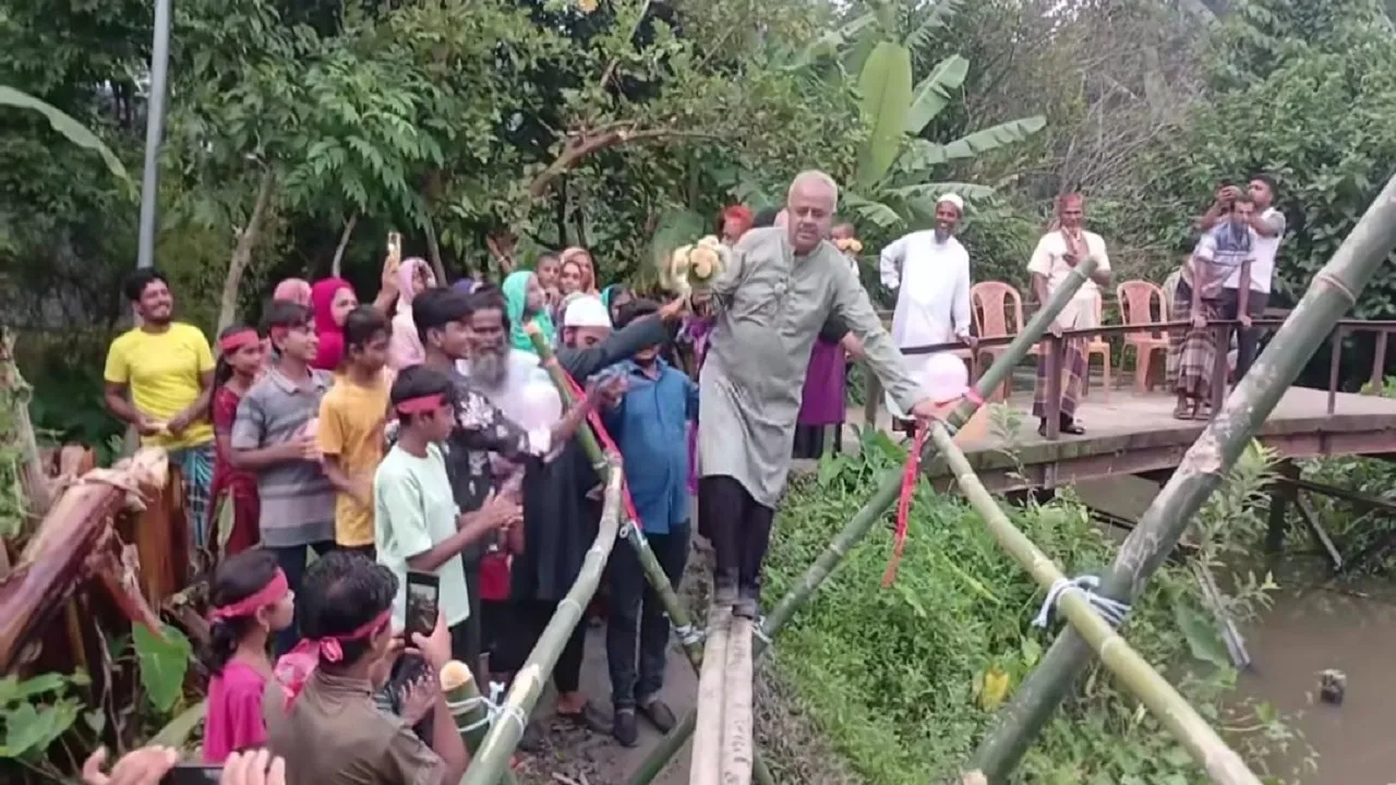 উজিরপুরে সেতুর অপেক্ষায় বছরের পর বছর, শেষ ভরসা ২০০ ফুটের বাঁশের সাঁকো