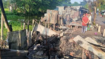 উজিরপুরে আগুনে পুড়ে ১০টি দোকান ছাই
