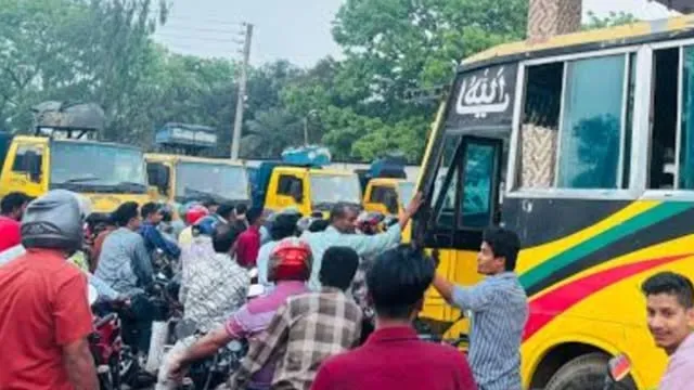 উজিরপুরে পাম্পে তেল সঙ্কট, খুচরায় বাড়তি দামে বিক্রি