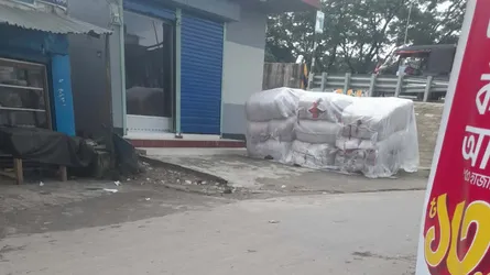 উজিরপুরে বৃষ্টিতে ভিজছে সরকারি কম্বল, রাস্তার পাশে মজুদের রহস্যে তদন্ত