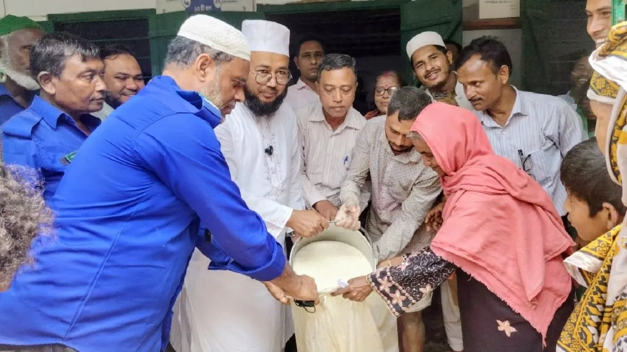 বাঁশখালীতে ঈদ উপলক্ষে ভিজিএফ চাল বিতরণ কার্যক্রম উদ্বোধন