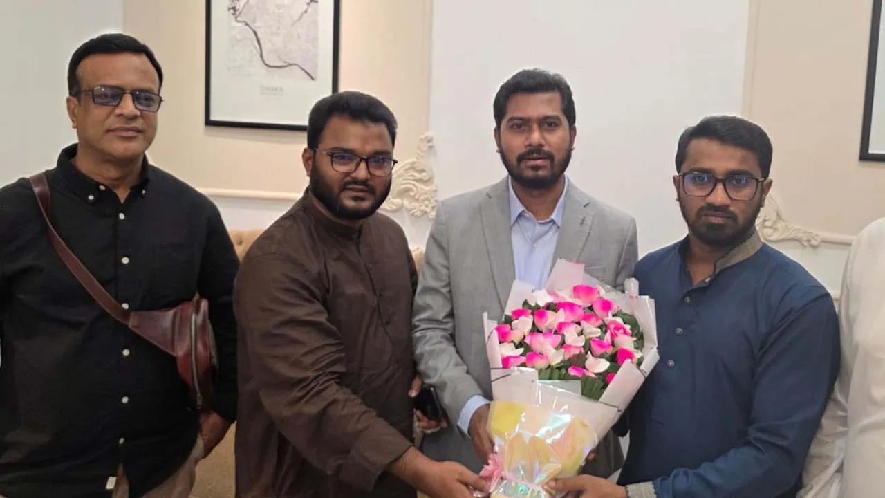 সিঙ্গাপুরে চিকিৎসা শেষে দেশে ফিরলেন নুরুল হক নুর