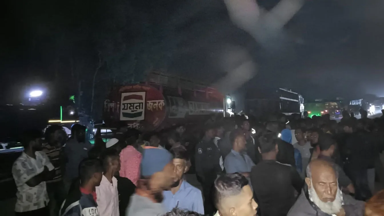 রায়গঞ্জে সড়ক দুর্ঘটনায় প্রাণী চিকিৎসক নিহত, বিক্ষুব্ধ জনতার মহাসড়ক অবরোধ
