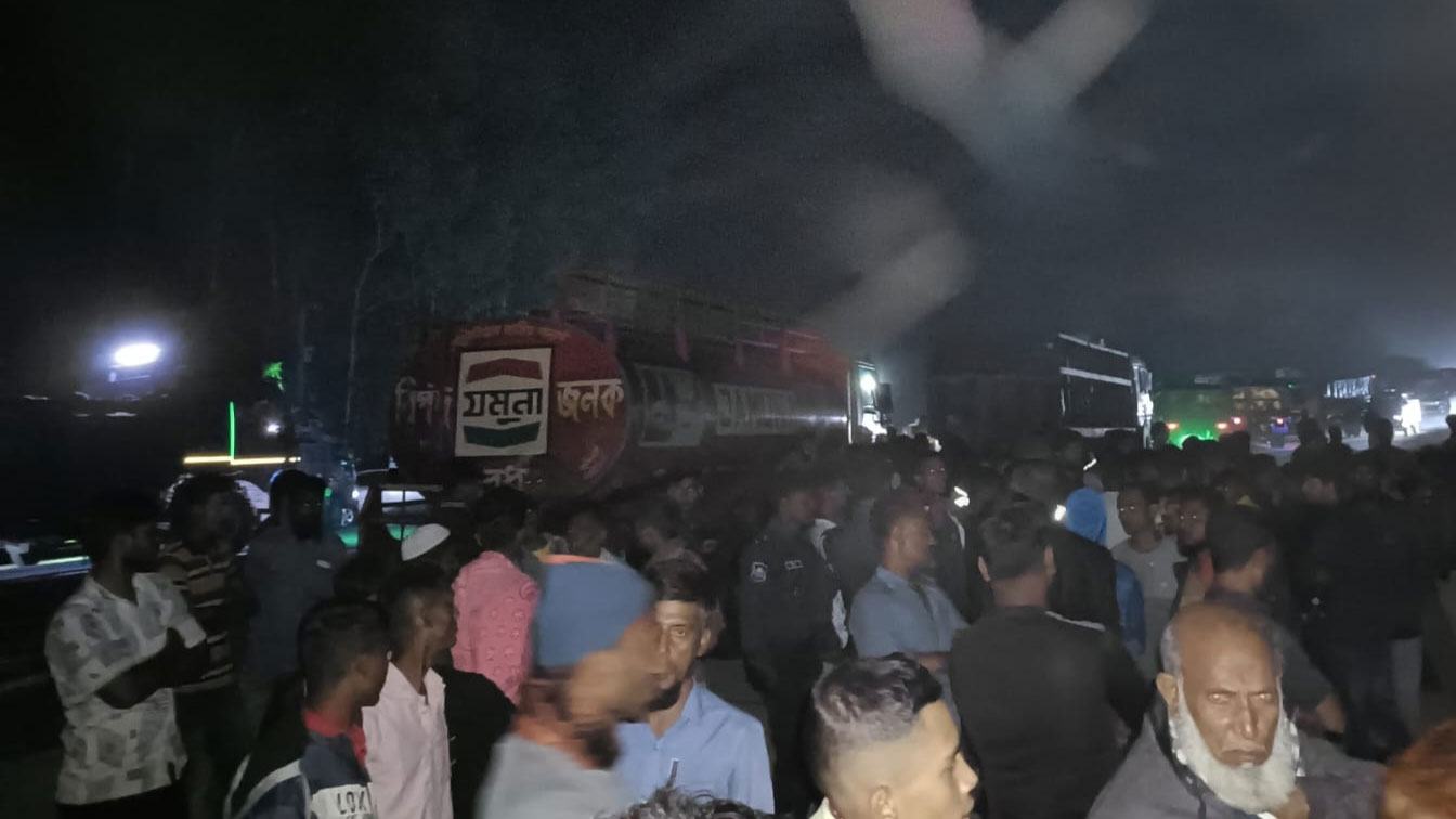Veterinarian-killed-in-road-accident-in-Raiganj,-angry-crowd-blocks-highway