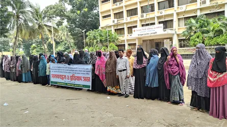 সোনারগাঁওয়ে ২ পুলিশ কর্মকর্তার প্রত্যাহার চেয়ে গ্রামবাসীর মানববন্ধন