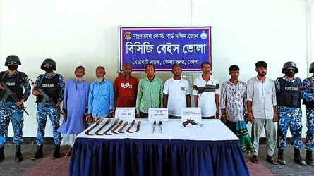 ভোলায় আগ্নেয়াস্ত্র ও দেশীয় অস্ত্রসহ ৮ ডাকাত আটক