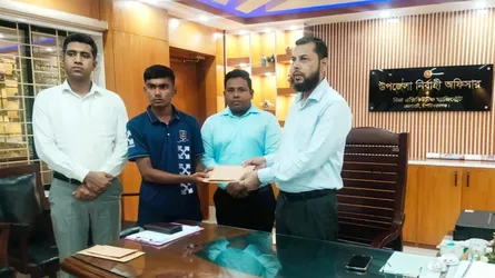 রিকশা চালিয়ে জিপিএ-৫ পাওয়া শিক্ষার্থী পেল জেলা প্রশাসকের সহায়তা