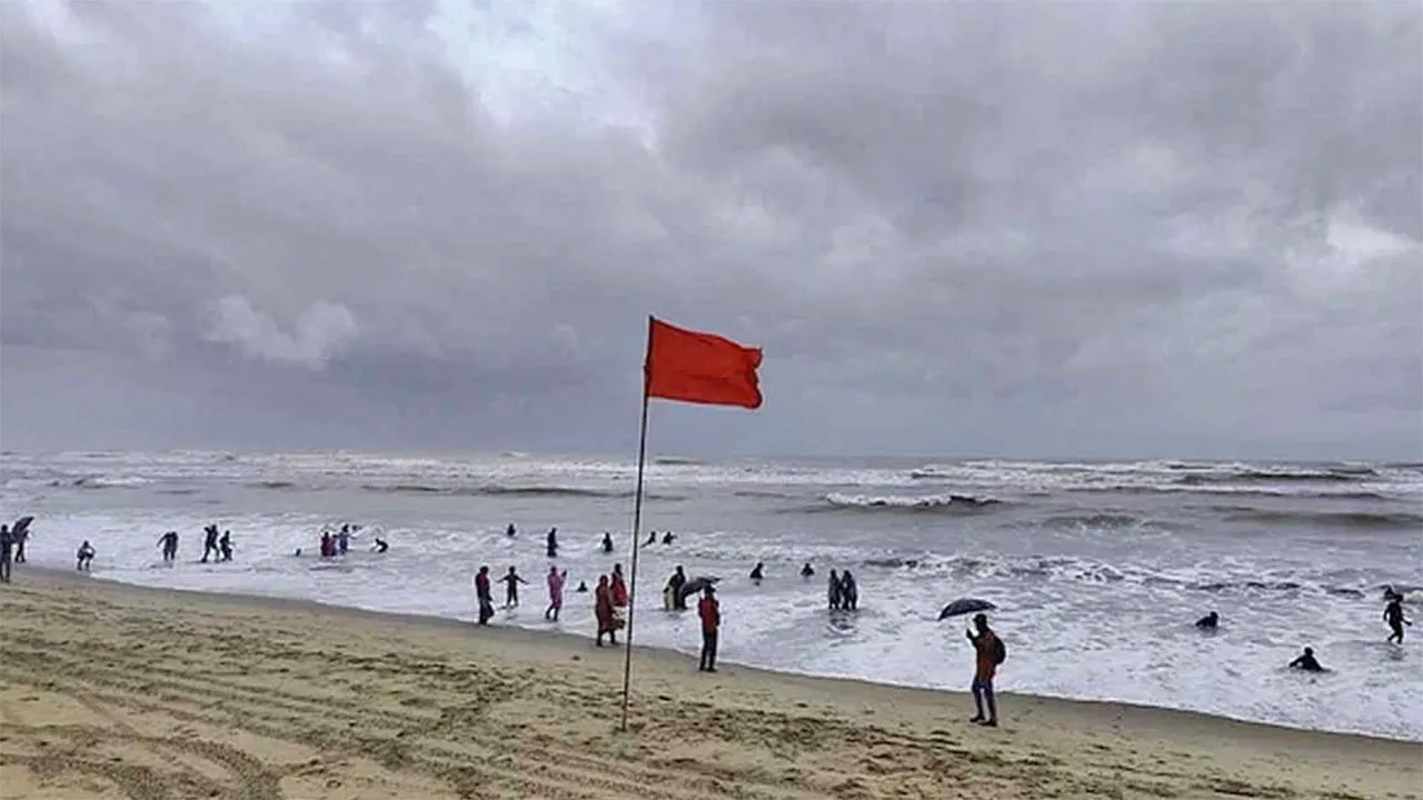 লঘুচাপের প্রভাবে সমুদ্র বন্দরে ৩ নম্বর সতর্ক সঙ্কেত