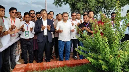 শহীদ ওয়াসিমের কবর জিয়ারত করলেন প্রধানমন্ত্রী