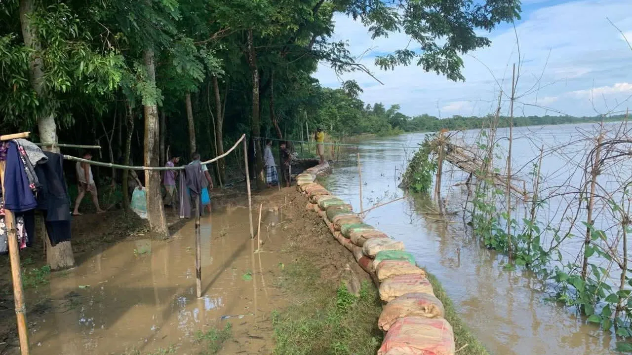 সুরমা-কুশিয়ারার পানি বিপদসীমার ওপরে, ঝুঁকিতে বেড়িবাঁধ