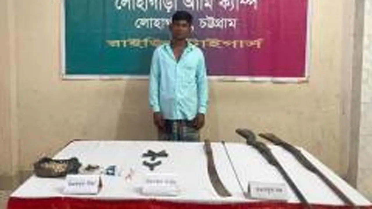 লোহাগাড়ায় তাঁতী লীগ সভাপতির খামার বাড়ি থেকে অস্ত্র উদ্ধার, আটক ১