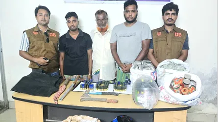 মুন্সীগঞ্জে ফ্ল্যাট বাসা থেকে অস্ত্র ও বোমা তৈরির সরঞ্জাম উদ্ধার, আটক ৩