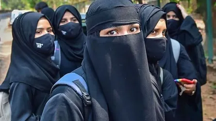 কর্ণাটকের স্কুল-কলেজে হিজাব পরার অনুমতি