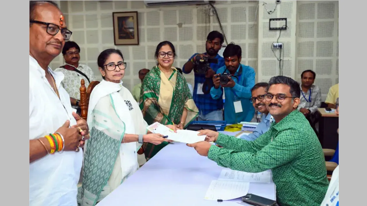 মনোনয়নপত্র জমা দিলেন মমতা বন্দ্যোপাধ্যায়