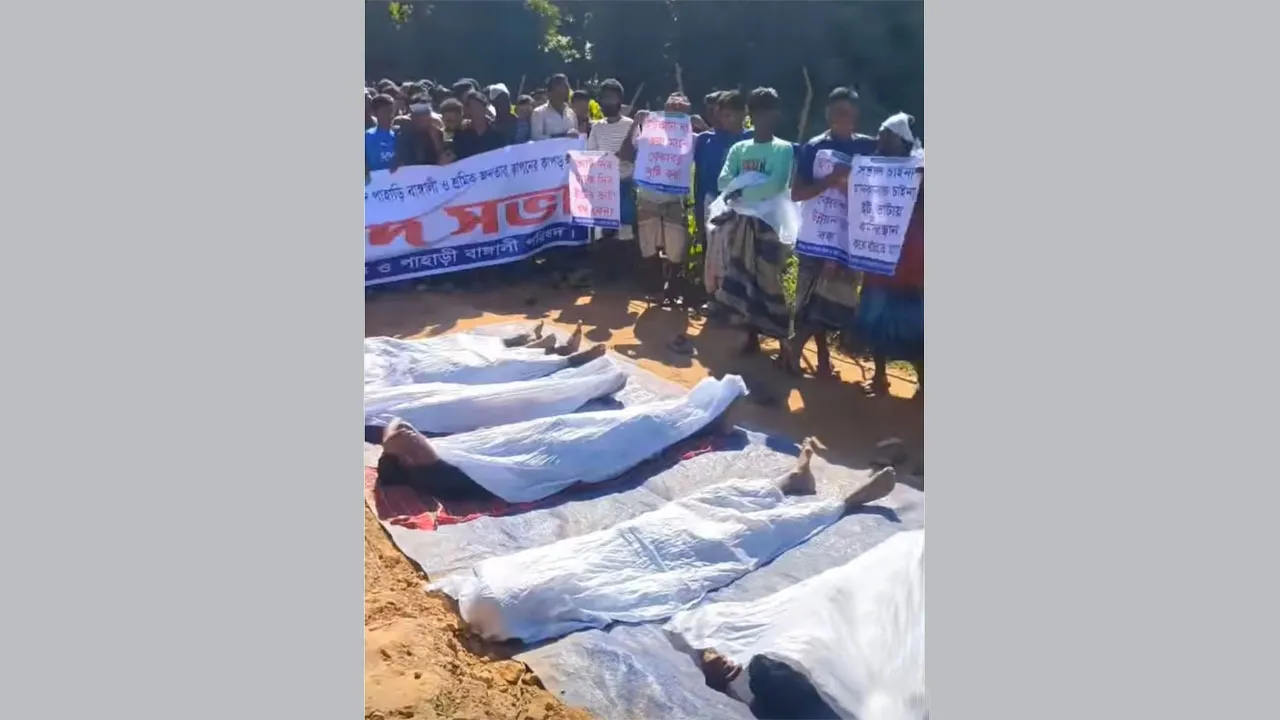 চকরিয়া ও লামায় ইটভাটা রক্ষায় কাফনের কাপড় পরে শ্রমিকদের প্রতিবাদ