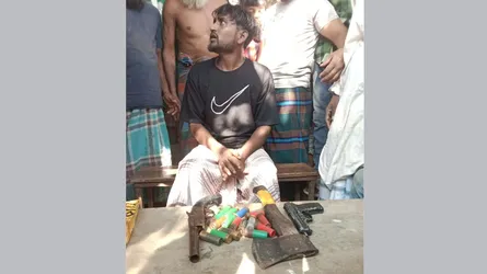 পুলিশের অভিযানে ট্রলার থেকে গুলি, এলাকাবাসীর হাতে যুবক আটক