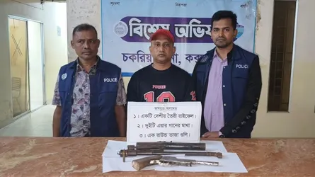 চকরিয়ায় পুলিশের অভিযানে অস্ত্র ও গুলিসহ আটক ১