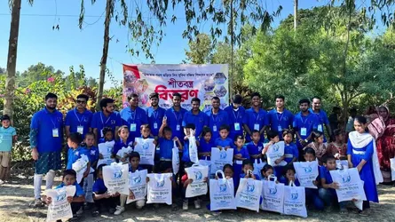 মিরসরাইয়ে সুবিধাবঞ্চিত অর্ধশতাধিক শিশুর মাঝে শীতবস্ত্র বিতরণ