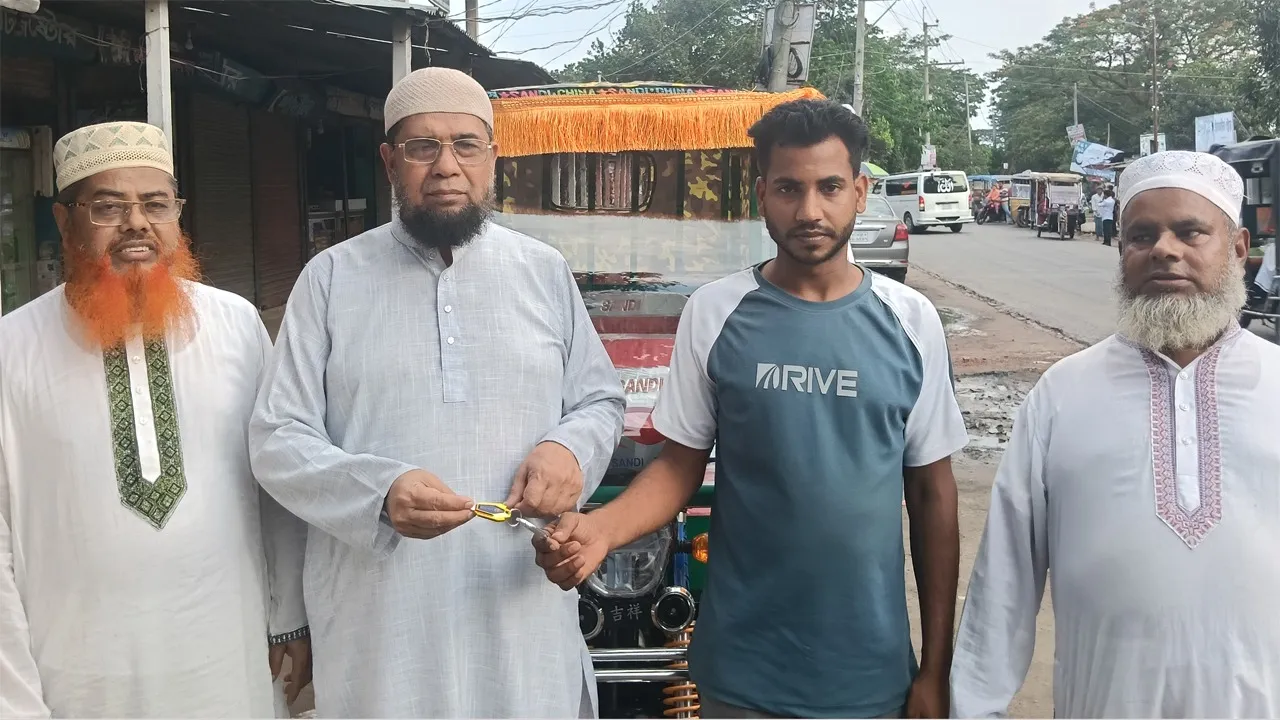 মুন্সীগঞ্জে চালককে ‘অটোরিকশা’ উপহার দিলো জামায়াত