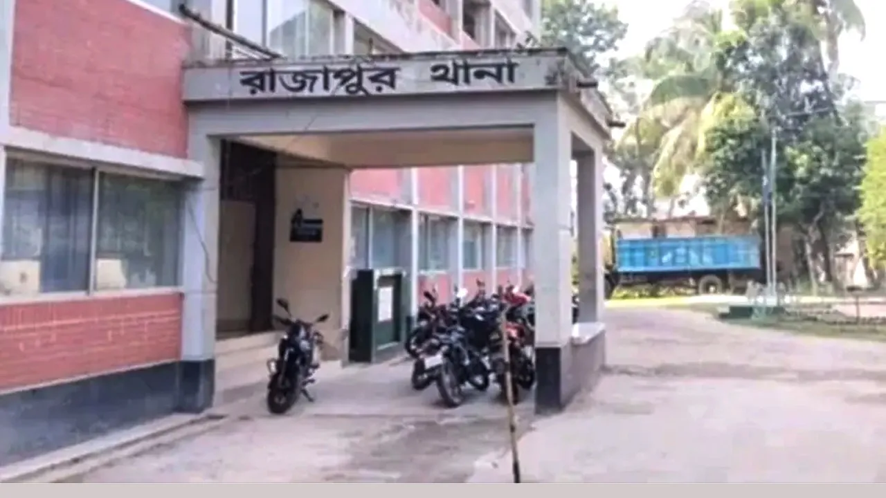 রাজাপুরে মোবাইলে লুডু খেলা নিয়ে সংঘর্ষে রাজমিস্ত্রীকে কুপিয়ে জখম