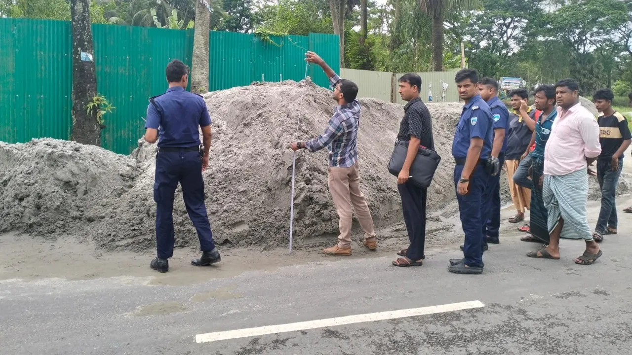 নোয়াখালীতে সড়কে বালু রাখার দায়ে ভ্রাম্যমাণ আদালতের জরিমানা