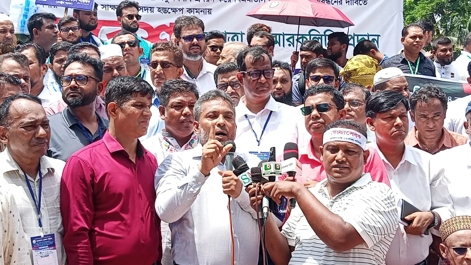 পেশাগত নিবন্ধনের দাবিতে ৪ বছর মেয়াদি ডেন্টাল ডিপ্লোমাধারীদের মহাসমাবেশ ও পদযাত্রা
