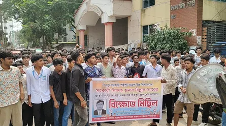 শিবপুরে শিক্ষকের মৃত্যুর রহস্য উদ্ঘাটনের দাবিতে শিক্ষার্থীদের বিক্ষোভ