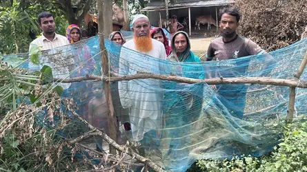 তাড়াশে যাতায়াতের রাস্তায় বন্ধ করল প্রভাবশালী প্রতিবেশী, ২ পরিবার অবরুদ্ধ