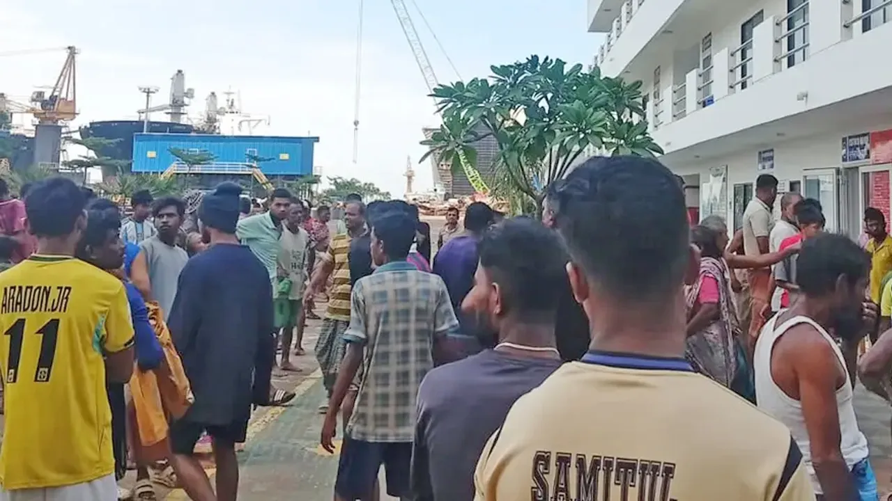 সীতাকুণ্ডে শিপইয়ার্ডে বিষাক্ত গ্যাসে ৫ শ্রমিকের মৃত্যু