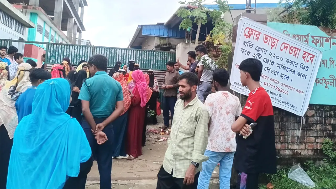 কর্ণফুলীতে বকেয়া বেতনের দাবিতে শ্রমিকদের বিক্ষোভ