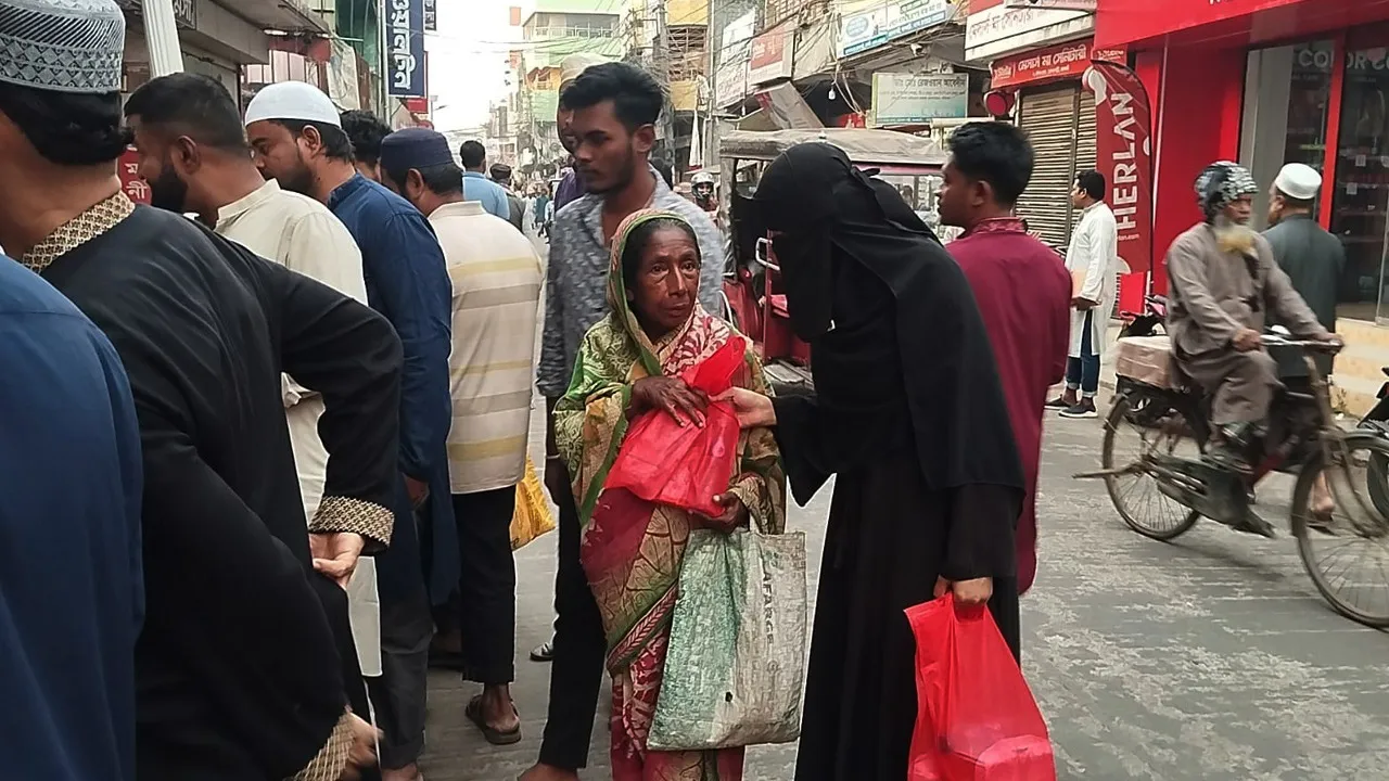 ঝালকাঠিতে ইয়ুথ অ্যাকশন সোসাইটির মাসব্যাপী ইফতার বিতরণ