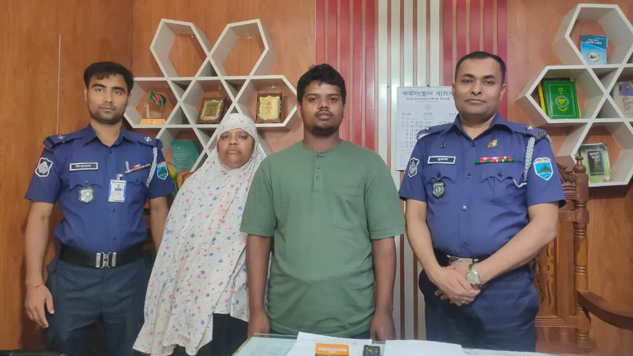রাজশাহীতে পুলিশের মানবিকতায় মানসিক ভারসাম্যহীন কিশোর ফিরল আপন ঠিকানায়