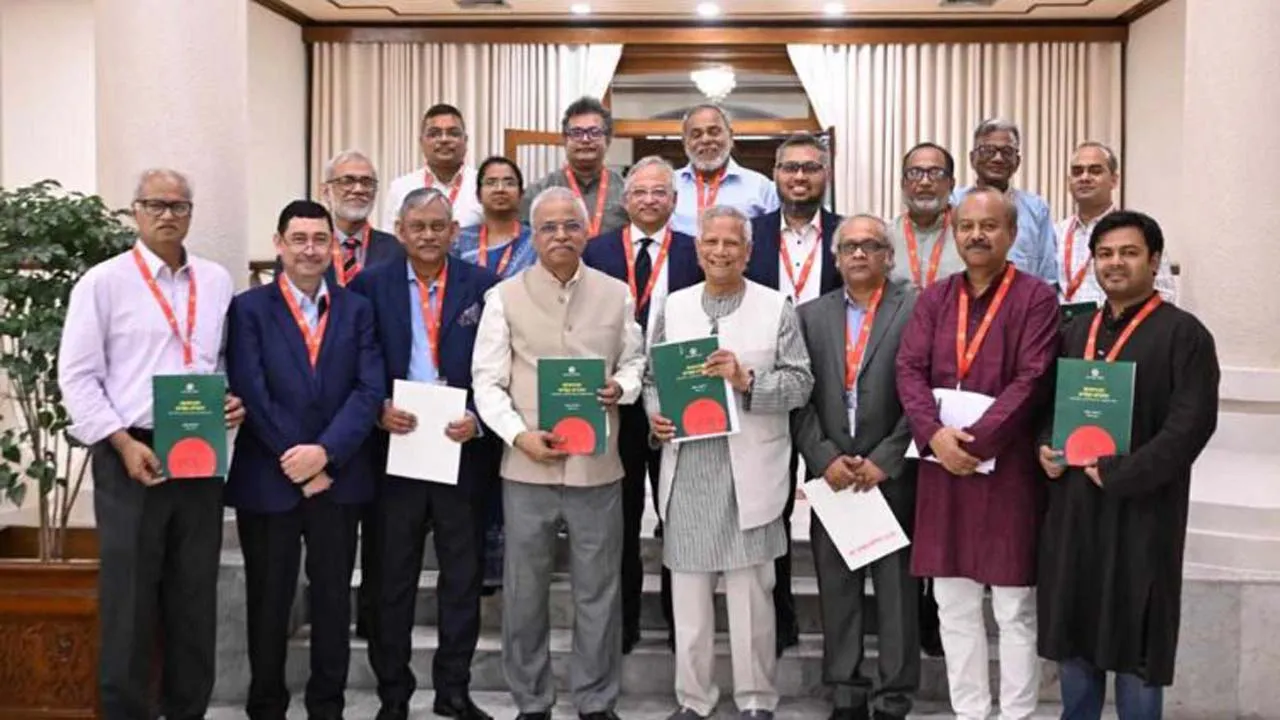 প্রধান উপদেষ্টার কাছে শ্রম সংস্কার কমিশনের প্রতিবেদন জমা