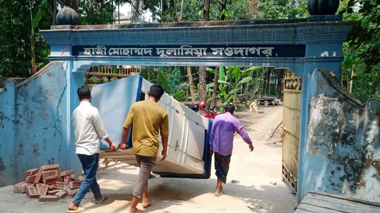 ১৮ বছর পর নিজগ্রামে আসছেন ড. ইউনূস, উৎসবের আমেজ