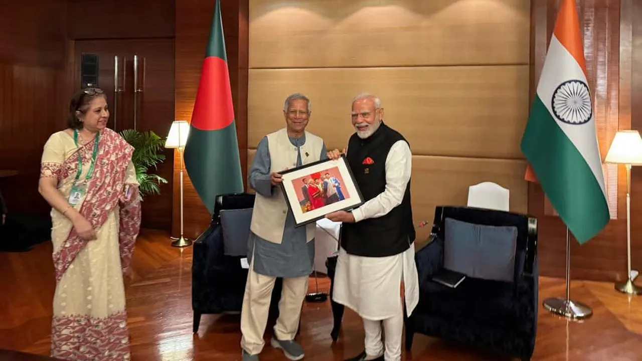 মোদিকে আলোকচিত্র উপহার ড. ইউনূসের