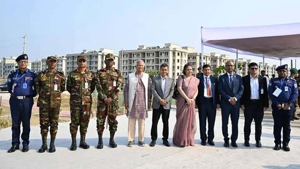 কক্সবাজার বিমানবন্দর সম্প্রসারণ প্রকল্প পরিদর্শনে প্রধান উপদেষ্টা