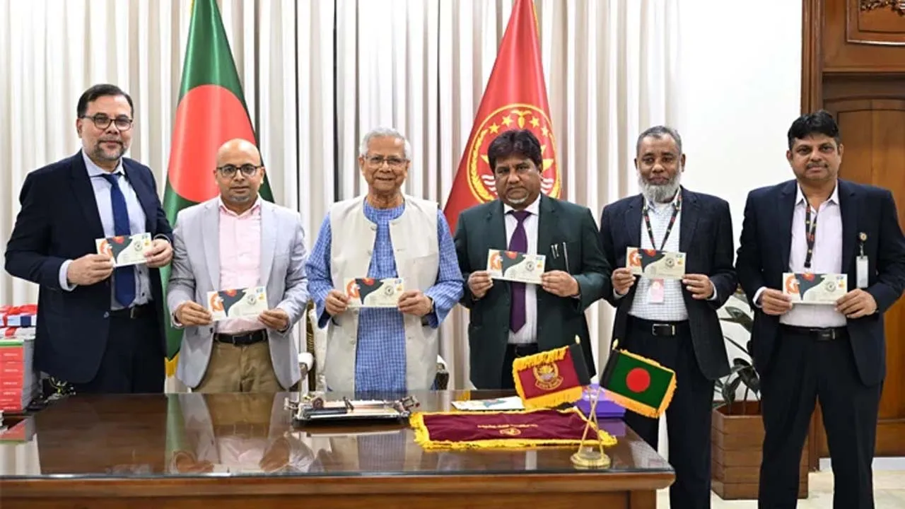 বিজয় দিবস উপলক্ষে স্মারক ডাকটিকিট অবমুক্ত করলেন প্রধান উপদেষ্টা