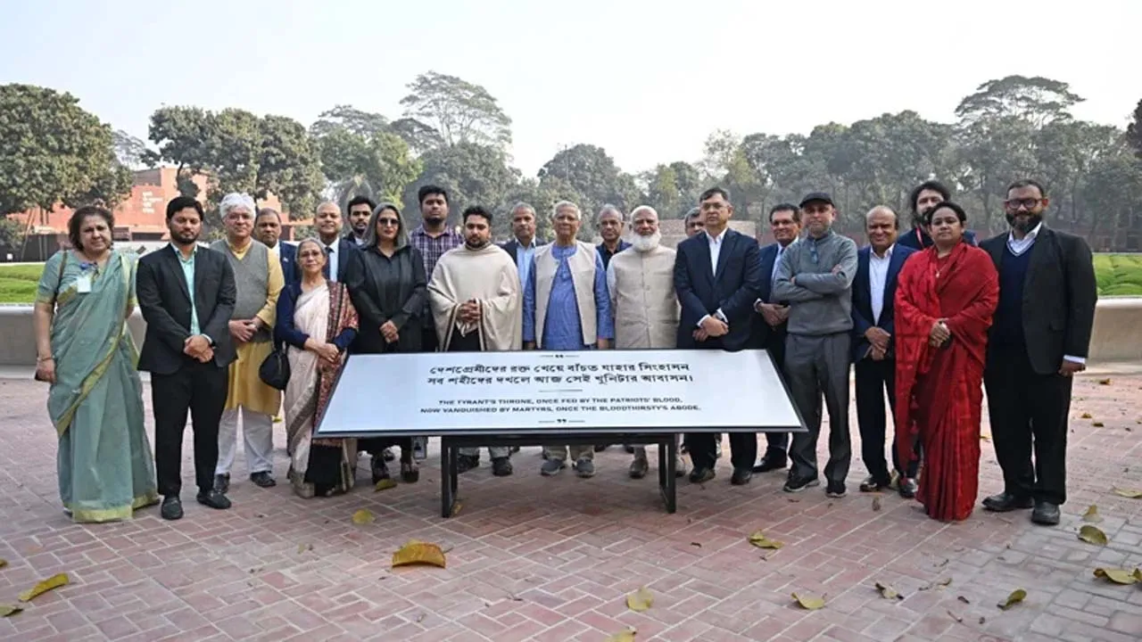 রাজনৈতিক নেতাদের নিয়ে জুলাই স্মৃতি জাদুঘর পরিদর্শনে প্রধান উপদেষ্টা