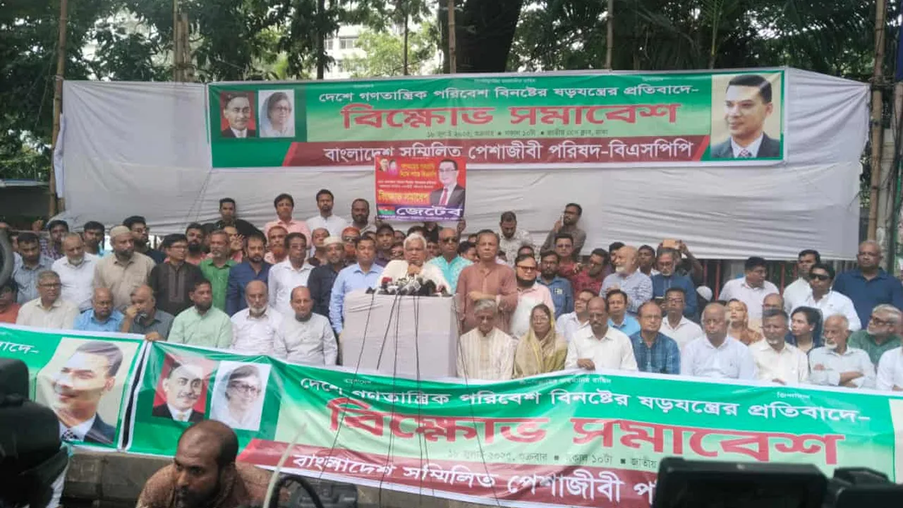 ষড়যন্ত্রকারীরা ঘাপটি মেরে আছে, সর্তক থাকুন