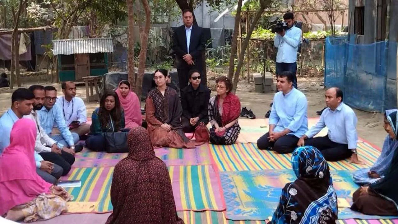 চাটাইয়ে বসে ব্র্যাকের কর্মসূচি পরিদর্শনে জাইমা রহমান