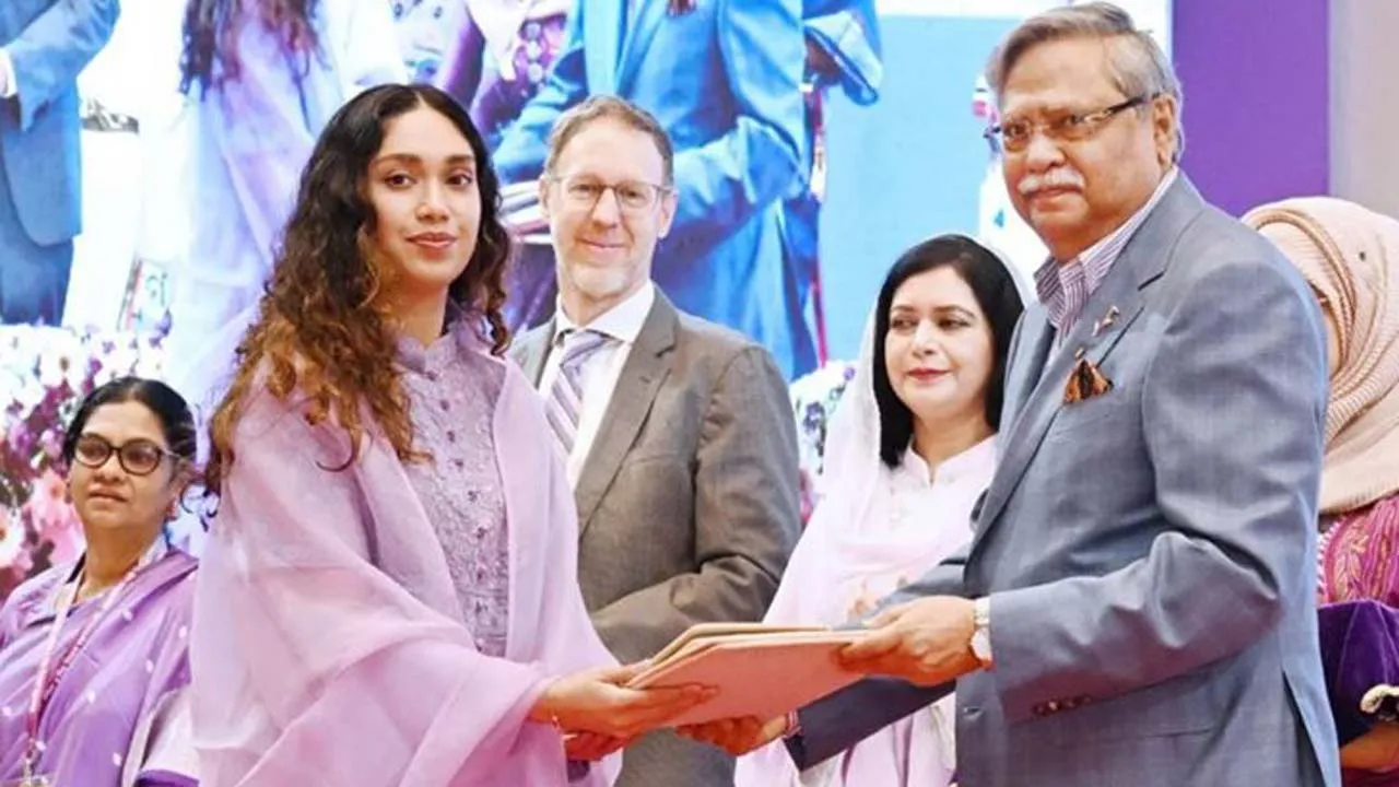 খালেদা জিয়ার পুরস্কার গ্রহণ করলেন জাইমা রহমান