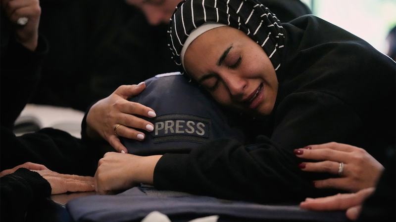 Zainab,-the-sister-of-Amal-Khalil,-mourns