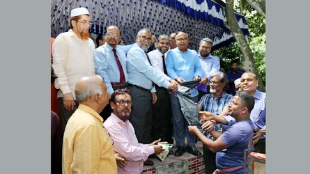 ইবিতে রিকশা-ভ্যানচালকদের মাঝে জিয়া পরিষদের রেইনকোট বিতরণ