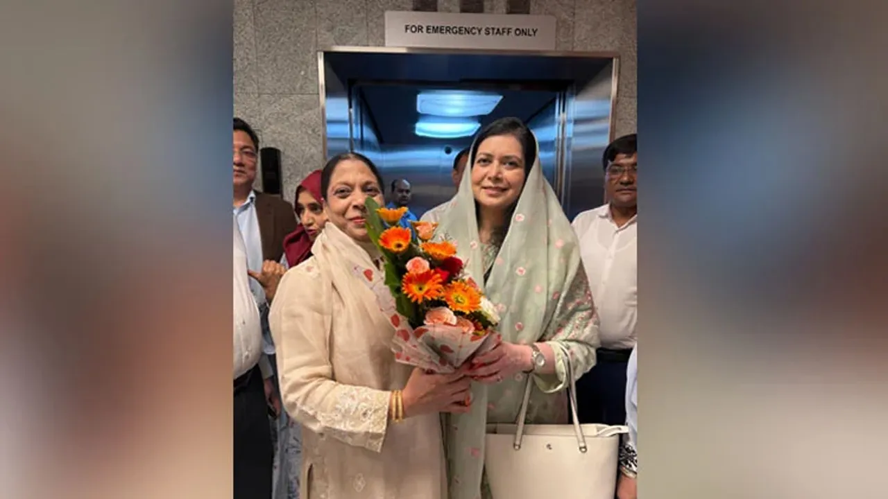 অসুস্থ মাকে দেখতে হাসপাতালে জোবাইদা রহমান