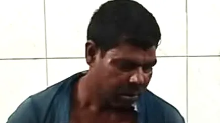 গাংনীতে শিশু ছাত্রীকে উত্যক্ত : ভ্যানচালককে গণধোলাই দিয়ে পুলিশে সোপর্দ